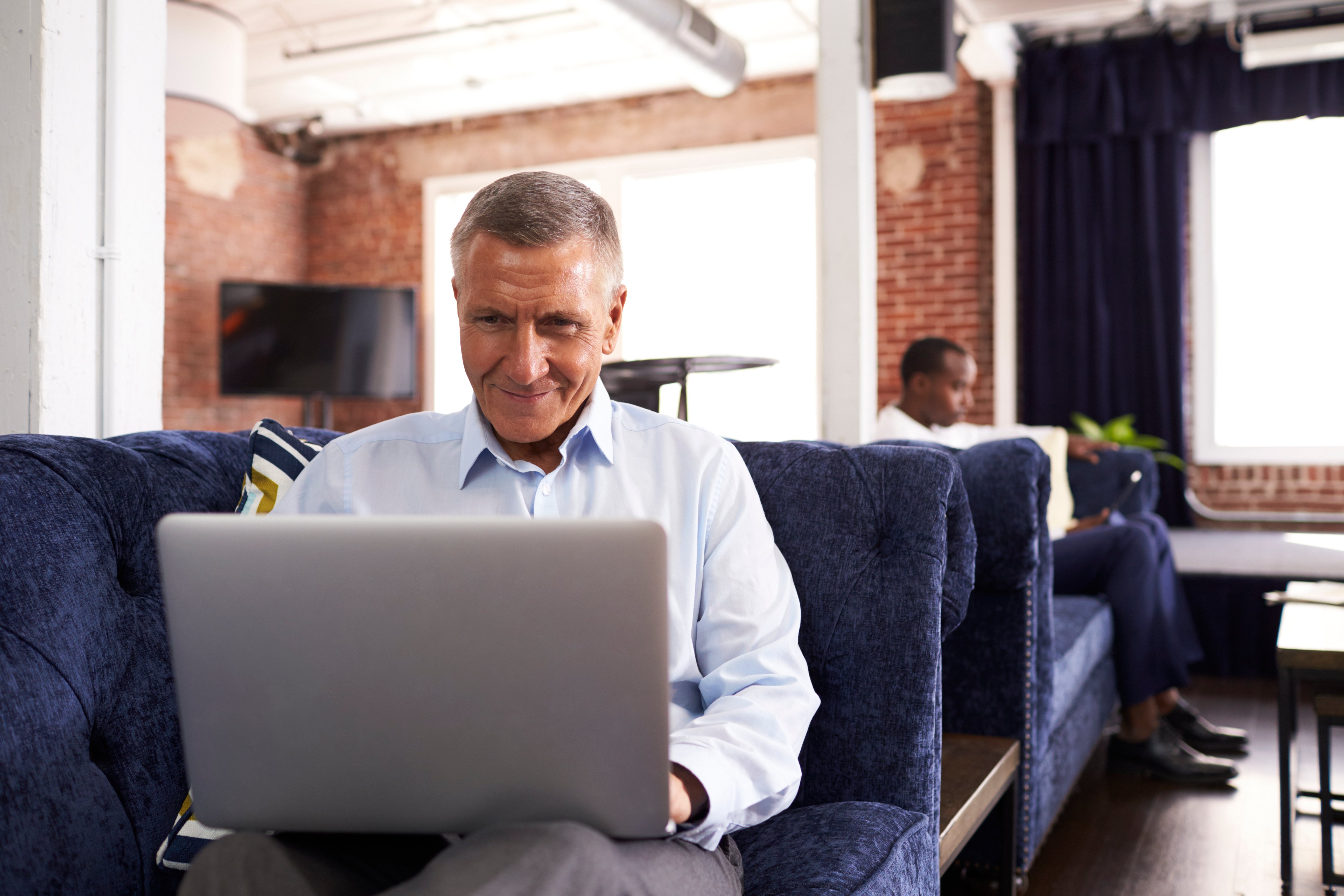 businessmen-working-on-sofas-in-relaxation-area-PMP6KP5